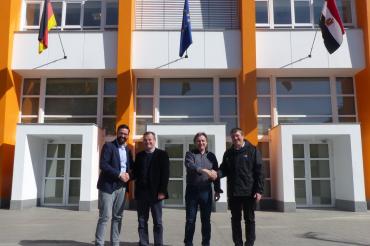 Das Bild zeigt v.l. Michael Bötsch, Koordinator für Schulentwicklung an der DEO, Alois Mayr, Günther Schmalisch und Dr. Johannes Eder, stellv. Schulleiter der DEO. 