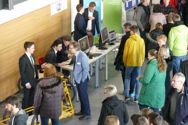 Die Fritz-Hopf-Technikerschule und die Staatliche Wirtschaftsschule präsentieren sich der breiten Öffentlichkeit an einem „Tag der offenen Schule“.