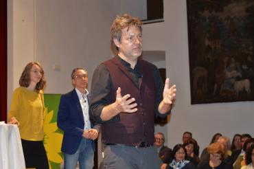 Das Bild zeigt Robert Habeck mit Eva Lettenbauer und Wolfgang Goschenhofer 