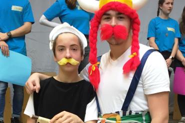 : Asterix (Georg Neudert) und Obelix (Göktan Demiral) begrüßten ca. 400 Kinder beim Römertag am Gymnasium Donauwörth. 