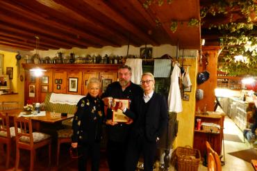 Ingrid Kollmar (links) und Pia Kollmar gratulieren Herrn Bachschuster zum 15-jährigen Betriebsjubiläum und zur Empfehlung des Restaurant Gurus.