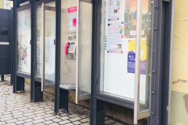 Die Rieser Volkshochschule Nördlingen möchte künftig mit ihren Kursangeboten in den öffentlichen Straßen Nördlingens auch präsenter sein. Deshalb hat sie im Bereich des Infostandes am Marktplatz einen eigenen Schaukasten in Betrieb genommen, in dem die Passanten über aktuelle Kursangebote der VHS informiert werden.