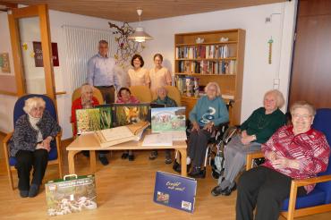 Seniorinnen mit Josef Barta, Imelda Vogel und Doris Grau und Veeh-Harfen-Ausstattung