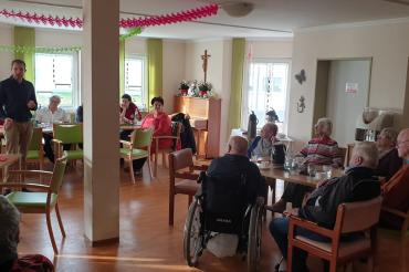 Auf Initiative der langjährigen SPD-Stadt- und Kreisrätin Giesela Dallhammer konnte sich der SPD-Bürgermeisterkandidat Thomas Heydecker auch den Bewohnerinnen und Bewohnern des Zentrum für Betreuung und Pflege am Hofgarten Oettingen vorstellen.