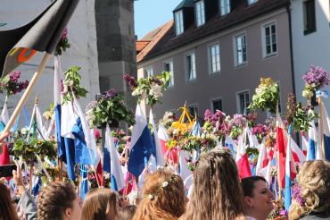 Jungen und Mädchen mit Fahnen beim Stabenfest