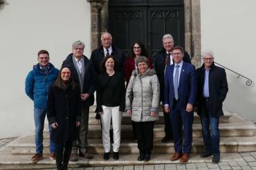 Am Rathaus von Nördlingen begann die Besuchstour. Unser Foto zeigt (v.l.n.r.): Leiter der Tourist Information Nördlingen David Wittner, Geopark-Geschäftsführerin Heike Burkhardt, Dr. Roman Luckscheiter, Nördlingens OB und Geopark-Vorstand Herrmann Faul, die UNESCO-Schulkoordinatorinnen Daniela Vogler und Heike Hauck, stv. Schulleiterin des Theodor-Heuss-Gymnasiums Nördlingen.