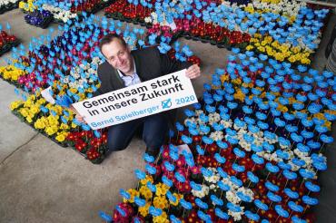 Das Bild zeigt Bernd Spielberger neben den Valentintagsprimeln. 