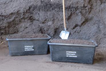 Pünktlich mit Beginn der Gartensaison bietet der AWV-Nordschwaben jetzt auch am Recyclinghof Nördlingen kostengünstig hochwertige und güteüberwachte AWV-Komposterde lose zum Selbstab-füllen und in Mehrweg-Kompostboxen an.