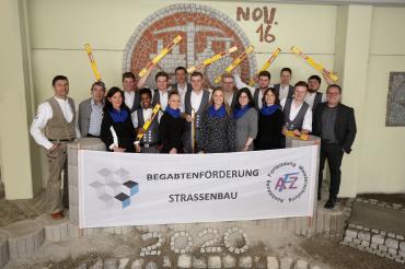 Das Team des Ausbildungszentrum und der Bauinnung Nordschwaben mit den teilnehmenden der Straßenbauern.