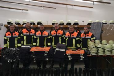 Stolz zeigen die Mitglieder der Freiwilligen Feuerwehr Allmannshofen die ausgemusterten Schutzanzüge und die entsprechenden Ausrüstungsgegenstände, die umgehend ihre große Reise nach Afrika antreten werden.