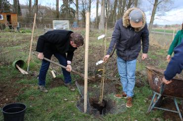 Stefan Rößle mit Schaufel und AEG-Schüler beim Baumpflanzen