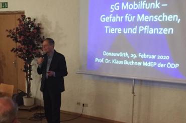 Prof. Dr. Dr. Klaus Buchner beim Vortrag