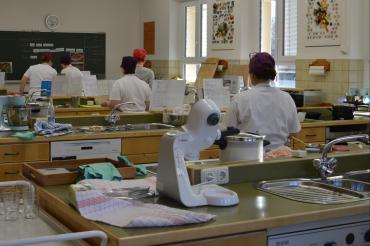 Kochunterricht in der Hauswirtschaftsschule des AELF