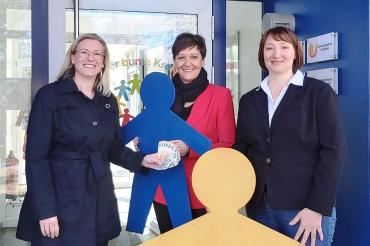 Auf dem Bild zu sehen (von links): Martina Neuber, stellvertretend. Vorstandsvorsitzende Astrid Grotz, Martina Gaugenrieder
