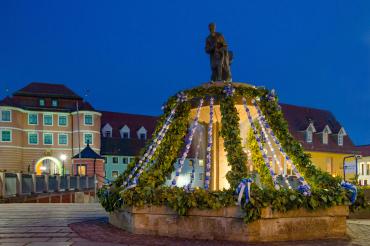 Der geschmückte Osterbrunnen im Ried. 