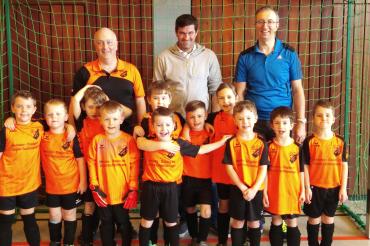 Gjugendspieler der SG Maihingen/Marktoffingen mit Trainern und Ronny Pücher.