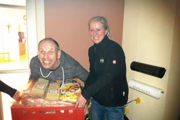 Bewohnerbeirat Michael Strambach bedankt sich für die Spende von Nicole Schleehuber (Sixen Bräu Stüberl).