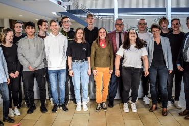 Auf der Suche nach einem Projekt, das ihre Schule noch nachhaltiger machen könnte, haben Schülerinnen und Schüler des Gymnasiums Donauwörth den Mensabetrieb ins Visier genommen.