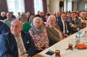 1. Vorsitzender Gottfried Hänsel, Marie-Luise Hänsel, Therese Gebert, Bürgermeister Dr. Martin Drexler, Landrat Stefan Rößle, verfolgen aufmerksam den Impulsvortrag von Herrn Dr. Wilifred Sponsel