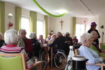 Petra Wagner spricht zu Senioren