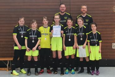 D-Junioren-Fußballspielerinnen mit Trainern