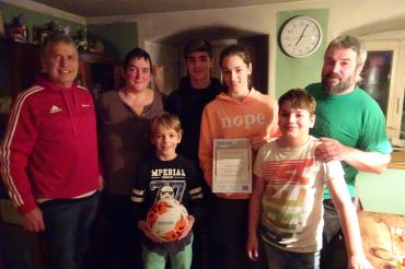 Auf dem Bild stehend (v.l.n.r.): Günther Andermann (Vereinsehrenamtsbeauftragter des Hoppinger SV), Susanne Schick, Ben Schick, Lucca Schick, Lea Schick, Phillipp Schick und Manfred Schick.