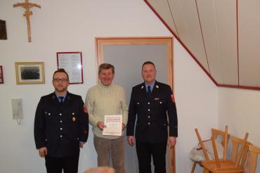 Auf dem Bild zu sehen (von links): 1. Vorsitzender Patrick Haschner, Anton Reinhard (60 Jahre Mitgliedschaft), 1. Kommandant Philipp Greipel. 