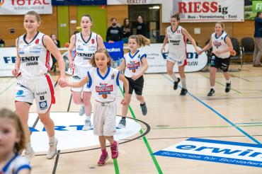 Teilnehmer der kinder+sport academy laufen mit den Profis der Angels ein