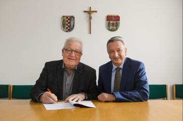 : Am Mittwoch, 26. Februar 2020, unterzeichneten Georg Vellinger, erster Bürgermeister in Buchdorf (links), und Uwe Sommer, Prokurist schwaben netz, den neuen Wegenutzungsvertrag offiziell im Rathaus.