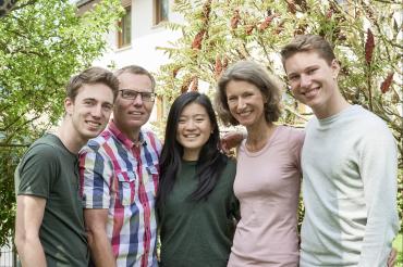 Eine Experiment-Gastfamilie mit ihrer Gastschülerin Selina aus den USA. 