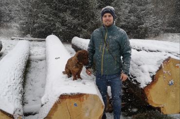 Holzvertriebsleiter Georg Dischner und sein Hund Anton am teuersten Stamm des Forstbetriebs Kaisheim bei der diesjährigen Submission in Bopfingen.