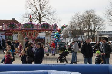 Besucher vor Karussell beim Frühlingsfest in Nördlingen
