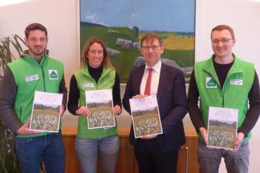 Gebietsbetreuer und Stefan Rößle mit Broschüre