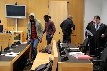 Angeklagter, Verteidiger, Dolmetscher und Justizvollzugsbeamte