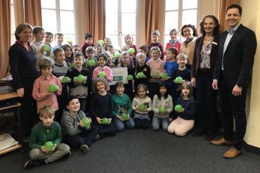 Die Kinder der ersten Klasse Grundschule Nördlingen-Mitte sowie links: Gesundheitsförderin Klasse2000 Ja-na Christ und von rechts: AOK-Bereichsleiter André Strodel, AOK-Gesundheitsfachkraft Cornelia Zink und Klassleiterin Claudia Lemke.