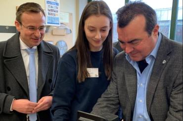 Groß und klein. Arbeiten mit dem Shaper (eine CNC-Handfräsmaschine).