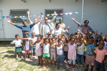 Gruppenbild von Schülern und Spendern 
