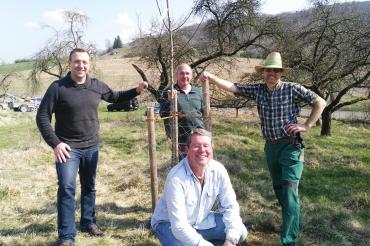 Auf dem Bild zu sehen (von links): Bernd Spielberger, Erich Reichenmeier (stellv. CSU Otsvorsitzender) Ralf Hermann Melber und vorne Herbert Baab.