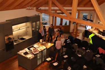 Am 11.03.2020 um 18 Uhr begrüßten Herr Schröder und Herr Merx von der Firma ECOLINE-Holzystembau sowie Christoph Hübler, Geschäftsführer der Schreinerei STARK, 25 zukünftige Bauherren zum Infoabend in Auhausen. 