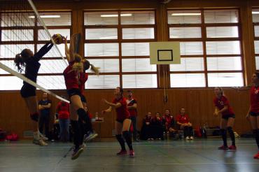 Julia Färber und Alina Förg beim Block