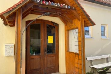 Eingangstür der Kita in Heroldingen. 