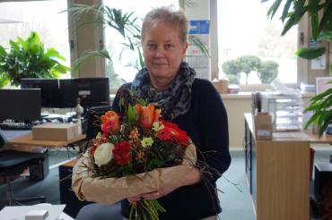 Sabine Schabert mit Blumenstrauß