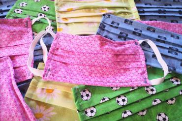 Fleißige Näherinnen aus Nördlingen stellen Mundschutzsmasken her. 