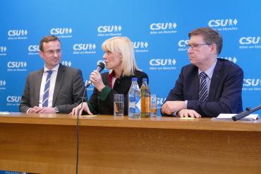 Auf dem Bild zu sehen (von links): Oberbürgermeisterkandidat Joachim Fackler, Bayerische Staatsministerin für Familie, Arbeit und Soziales, Carolina Trautner und Landrat Stefan Rößle. 