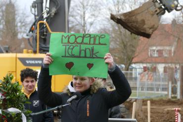 Der Spatenstich für die Erweiterung der Mittelschule Nördlingen ist erfolgt. Die Schüler freuen sich auf eine neue schöne Schule mit viel Platz und moderner Technik. 