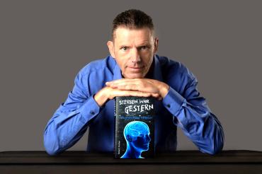 Robert Fischer mit Buch "Sterben war gestern"