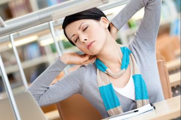 Rückenübung am Schreibtisch