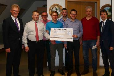 Vorstandsmitglied Bernhard Ströbele (links) und Michael Sandmaier (Leiter Privatkunden, rechts) überreichten den Bollstädter Vereinen jeweils 250 Euro Jubiläumsspende. Von links: Ulrich Schildenberger (genossenschaftlicher Beirat in Bollstadt), Peter Ott (Gartenbauverein), Manuel Schiele (Sportkameraden), Felix Schiele (FFW), Dominik Engel (Schützengilde), Thomas Schildenberger (Krieger- und Soldatenverein). Gefeiert wurde, bevor die Corona-Krise das öffentliche Leben einschränkte.