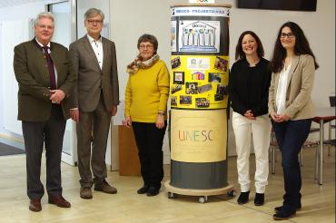 Von links: : Schulleiter Robert Böse, Generalsekretär der Deutschen UNESCO-Kommission Dr. Roman Luckscheiter, stellv. Schulleiterin Dr. Renate Rachidi, UNESCO-Schulkoordinatorinnen Daniela Vogler und Heike Hauck 