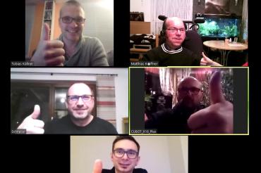 Fünf Personen im Videochat